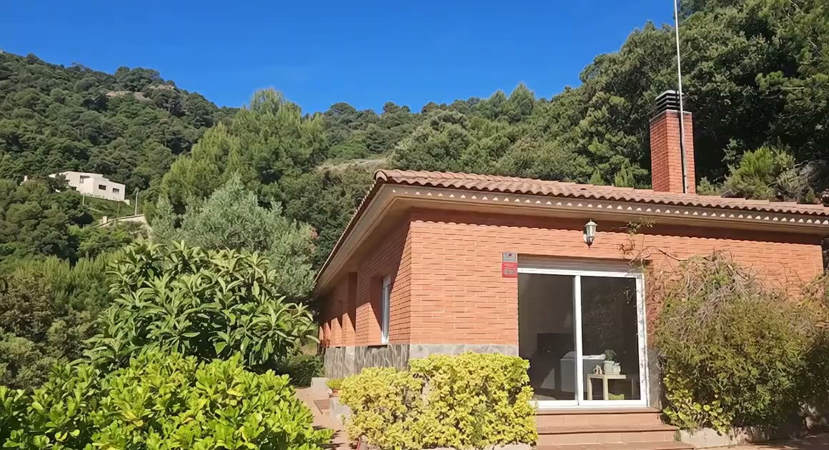 Transition animation from a photograph of a Canarian house to its colorised laser point cloud
